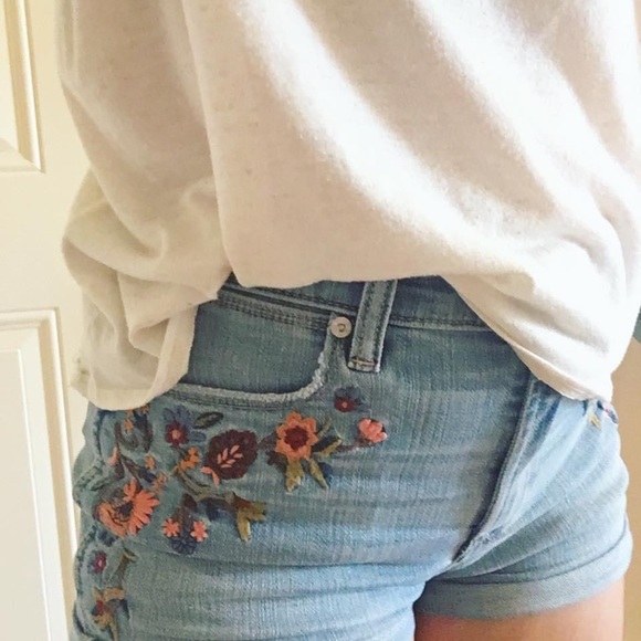 Abercrombie & Fitch Pants - Abercrombie & Fitch embroidered denim shorts